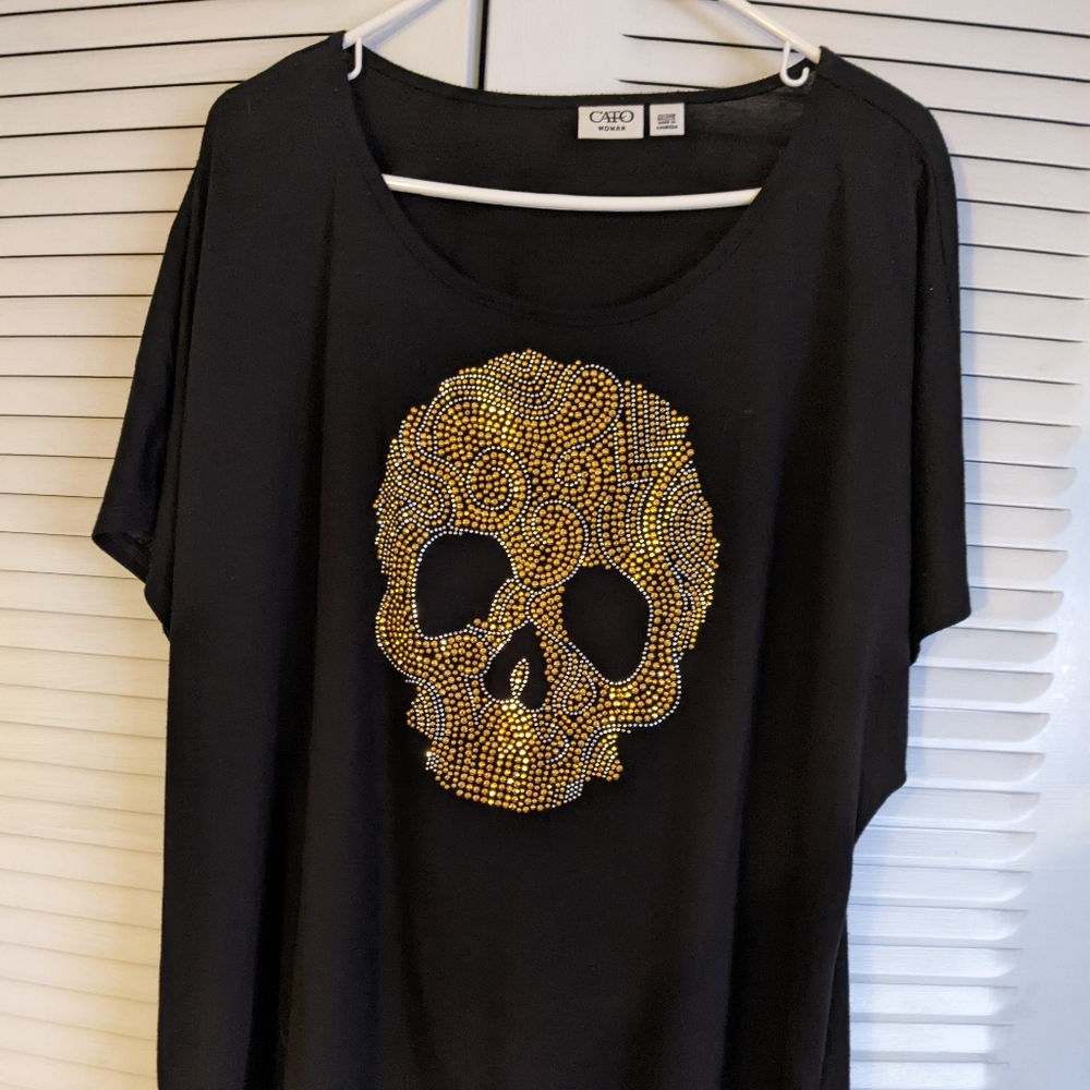 Cato short sleeve shirt with gold colored sequins of skull